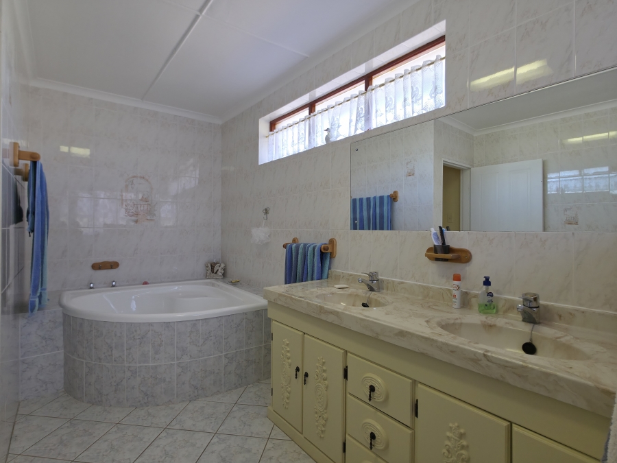 9 Bedroom Property for Sale in Noorsekloof Eastern Cape